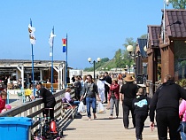 На пляже в Янтарном водрузили белый флаг с георгиевской лентой