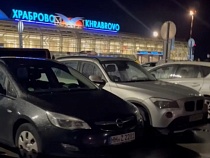 «Что происходит?»: парковка в «Храброво» забита авто с иностранными номерами