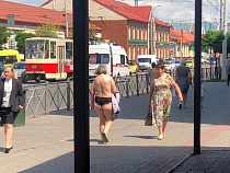 Снова жарко: по Калининграду прошла женщина без бюстгальтера