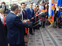 Православная гимназия получила от Алиханова сертификат на мультимедийное оборудование