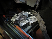 Таможня на Куршской косе нашла в шести крутых авто 18 тысяч пачек сигарет