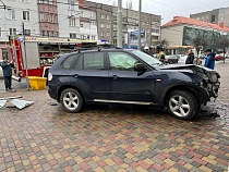 На проспекте Мира в Калининграде БМВ врезался в магазин