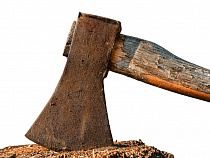 В Федотово мужчина пришёл с топором к тем, кто над ним смеялся