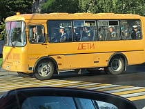 Военных моряков возят по Калининграду на автобусе для детей