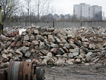 Депутаты Калининграда безвозмездно передали Музею янтаря 400 тонн булыжного камня 