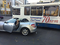 В Калининграде кабриолет «Мерседес» столкнулся с аварийным комиссаром 