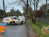 Водитель Яндекс такси завёз пассажирку в придорожный столб