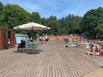 На пляже в Калининграде нагло оголили шею загорающего 