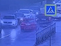 Водитель не пожалел женщину в страшный ливень в Калининграде 