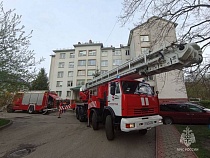 В 5-этажном доме в Калининграде огонь с дымом отрезали трёх человек
