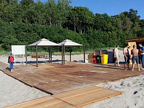 «Доступный пляж» в Янтарном обустроили за сутки