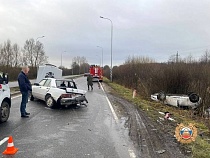 Под Светлым 23-летний водитель врезался в стоячий автомобиль