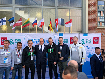 Князь Монако вручил медали участникам ралли электрокаров из Калининграда