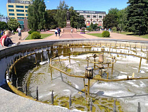 Фонтан у памятника «Мать-Россия» загадили и спустили (фото)