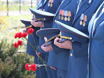 В Калининграде пожарные возложили цветы к братской могиле советских воинов, которая расположена рядом с их частью