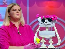 Девушка из Калининграда привезла на конкурс в Москву торт в форме скелета
