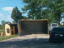 ДТП: на трассе Калининград - Светлогорск перевернулся самосвал