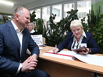 Проголосовал: Николай Цуканов пришел на избирательный участок вместе с женой