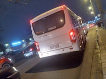 Водитель автобуса из Правдинска переключал передачи шваброй (видео)