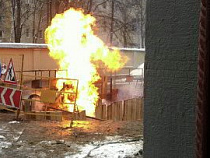 В Москве на Арбате пожарные целый час не могли потушить горящий газовый факел