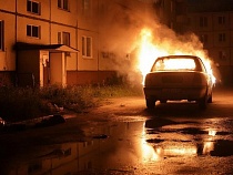 В Калининграде озверевший мужик сжёг женщине её «Мазду»