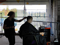 Экс-супруг напугал свою бывшую ножницами в салоне красоты