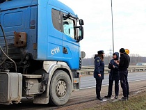 Машины четырёх должников из Гурьевска на дороге попали под арест
