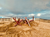 В Янтарном въезды на пляж перекрыли противотанковыми ежами