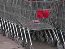 Двое украли из супермаркета продуктовую тележку и подставку для перевозки тортов