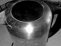 Житель Славска пришёл в гости и получил чайником в глаз