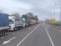 «Люди стоят третьи сутки»: на въезде в РФ сняли новую очередь фур