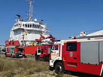 Для тушения судна в Светлом выезжали 8 пожарных машин