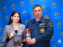 Девятикласснице из Зеленоградска вручили огнетушитель за викторину