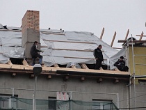 После вмешательства областного правительства подрядчик пообещал отремонтировать дом к Новому году