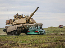 НАТОвские танки в Польше раздавили легковушку на потеху публике (видео)