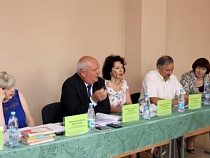 Главный таможенник области оценил студенческие дипломы