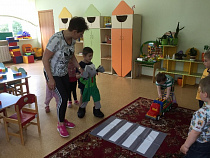 Инспекторы ГИБДД предложили малышам примерить роль «мамочек с колясками»