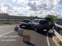 «Фольксваген» с 85-летними не вписался в поворот у Храброво 