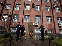 Мемориал в честь погибших полицейских открыли у стен регионального Управления МВД