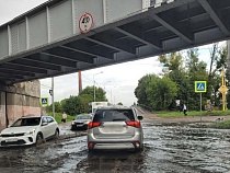 В Калининграде затопило важную для Балтрайона дорогу