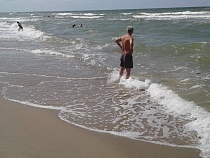 На побережье Балтийского моря вывесили чёрные флаги 