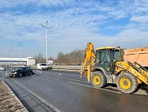 В Калининграде на Московском проспекте БМВ врезался в экскаватор