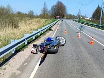 64-летний мотоциклист врезался в ограждение под Советском (видео)