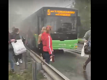 В Калининграде эвакуировались пассажиры из дымящего автобуса №5