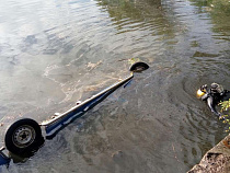 Водитель чудом спасся из тонущей машины (фото)