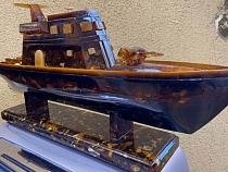 Замначальника колонии взял у заключённого кораблик из янтаря