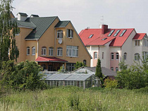 Форточник выудил из дома украшения на 100 тысяч рублей