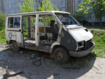 Микроавтобус на улице Лилии Иванихиной разобрали до неузнаваемости