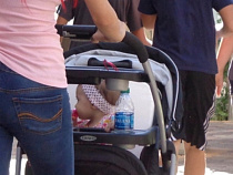 В Ладушкине автомобиль сбил коляску с 10-месячной девочкой