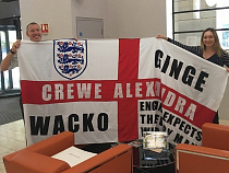 Фанат из Англии вне себя от счастья: ему вернули флаг, утерянный в Калининграде